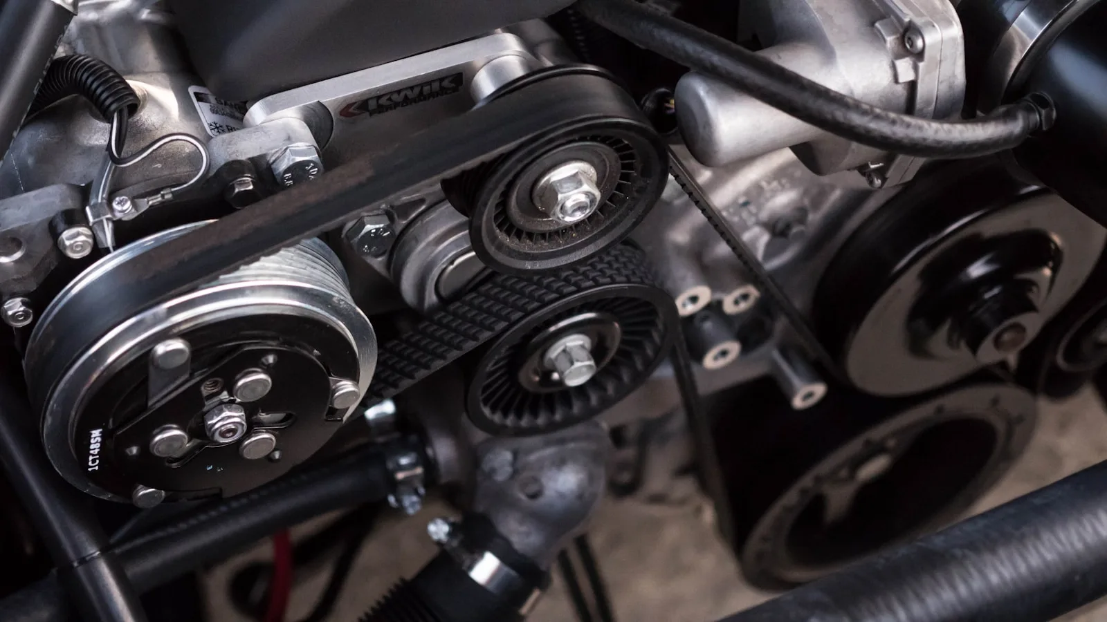Technicien contrôlant le moteur lors d'une révision complète