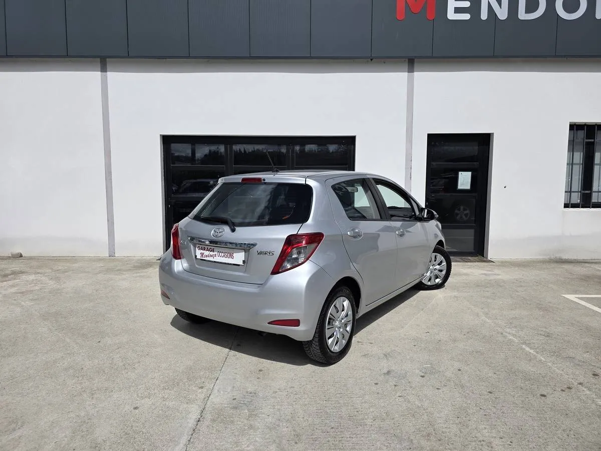 Toyota Yaris 2011 — photo 3