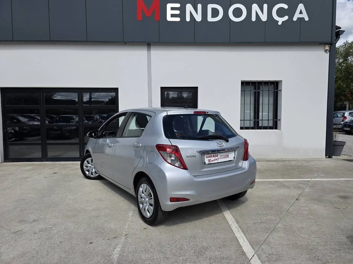 Toyota Yaris 2011 — photo 4