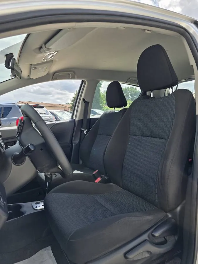 Toyota Yaris 2011 — photo 5