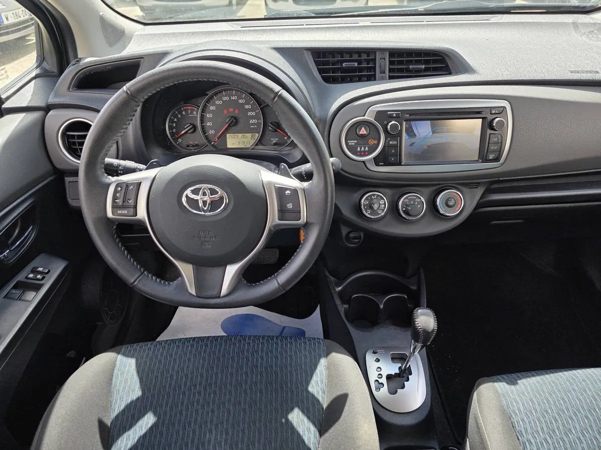 Toyota Yaris 2011 — photo 6