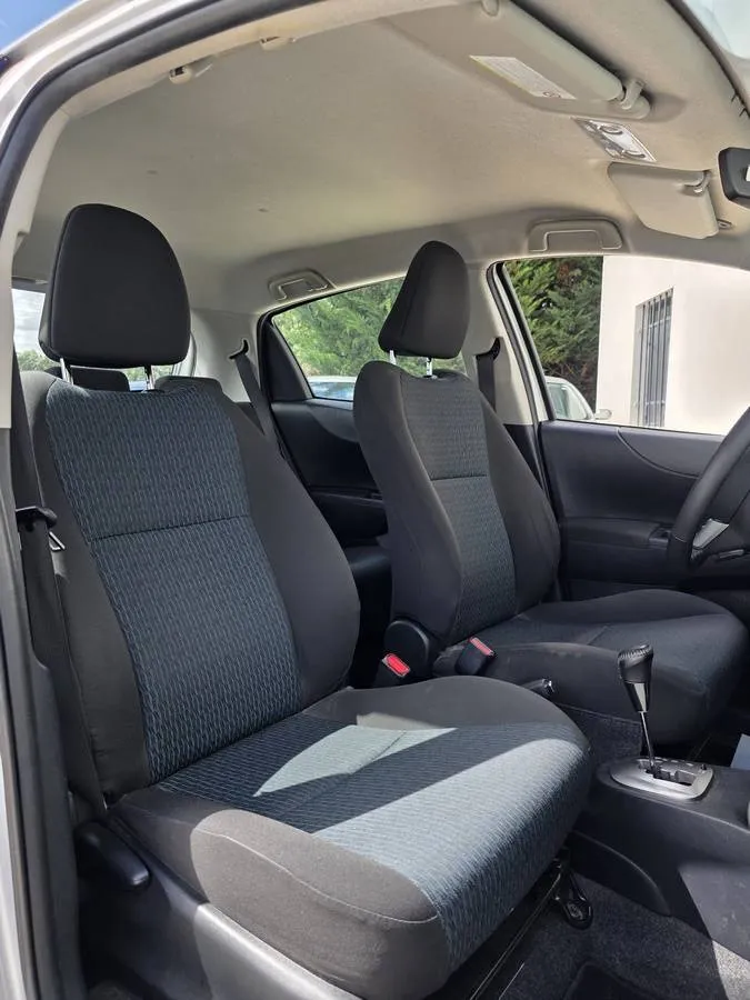 Toyota Yaris 2011 — photo 7