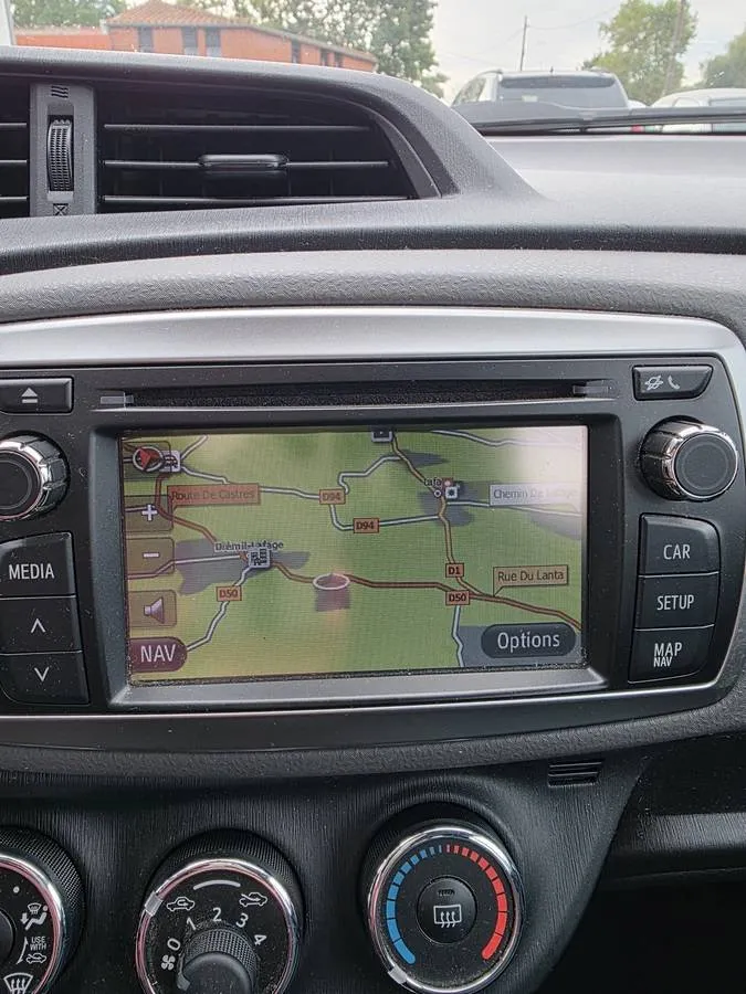 Toyota Yaris 2011 — photo 8